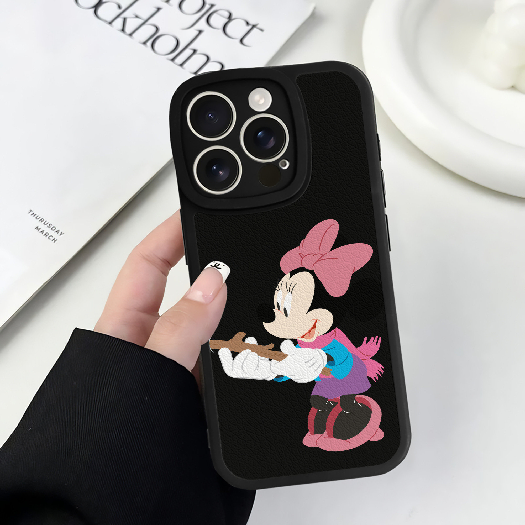 （画像用） ミッキーマウス Mickey Mouse 【iPhone 16シリーズ対応】シリコンスマホケース（レザー調） 材質：シリコン